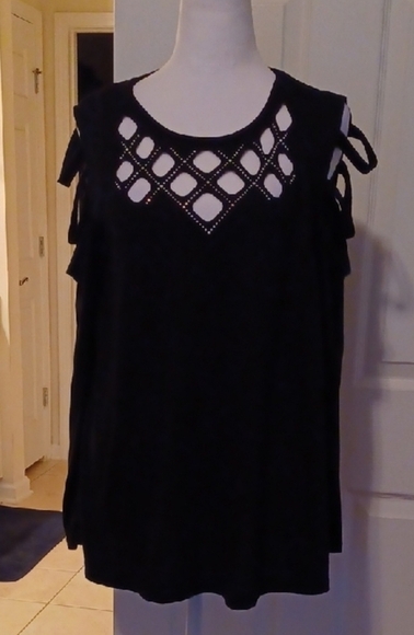 💙🏍Elegant Black Pickaboo Sleeve Top - Picture 12 of 12